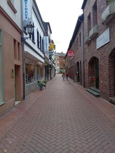 a cobblestone street in a town with buildings at Altstadtnahe Wohnung & Balkon & ruhig in Viersen