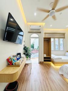 Μια τηλεόραση ή/και κέντρο ψυχαγωγίας στο Tom's Homestay 2