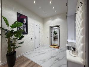 Un pat sau paturi într-o cameră la Lovita VIP Apartment in Nizami str