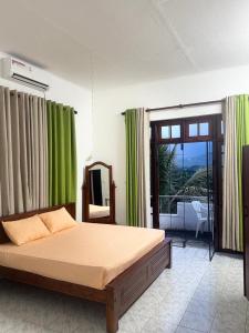 une chambre avec un grand lit et une grande fenêtre dans l'établissement AR Holiday resort, à Aswalapitiya