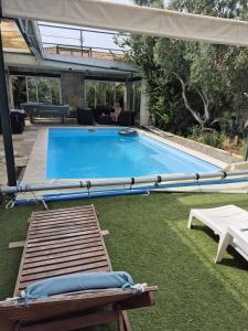 una gran piscina en un patio con una mesa en La maison aux arbres fruitiers, en Marsella