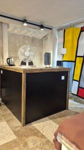 Una mesa con un ventilador encima en una habitación. en La maison aux arbres fruitiers, en Marsella