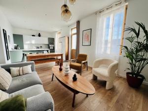 un soggiorno con un divano e un tavolo di Charming townhouse Air conditioning and Parking a Montauban