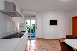 una cocina con fregadero y encimera en BG apartment, en Senigallia 1 foto más