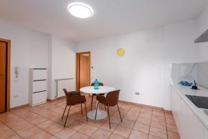 Una cocina con una mesa y sillas en una habitación. en BG apartment, en Senigallia
