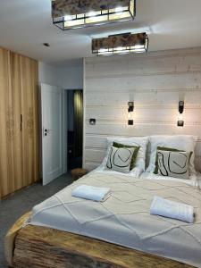 Ένα ή περισσότερα κρεβάτια σε δωμάτιο στο Schronisko Zmysłów - Apartament 1 +20 φωτογραφίες