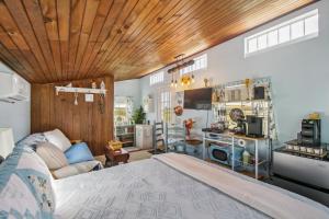 una camera da letto con un letto grande e una cucina di Cozy Tiny Home Retreat on Shenandoah Valley Farm cabin a Mount Jackson