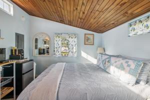 una camera da letto con un letto e un soffitto in legno di Cozy Tiny Home Retreat on Shenandoah Valley Farm cabin a Mount Jackson Altre 18 foto