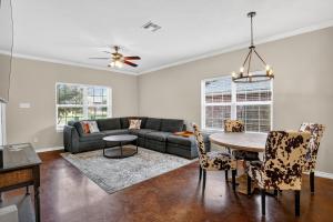 Χώρος καθιστικού στο Game Day Getaway Near Texas A&M home