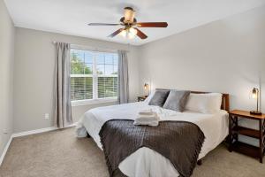 Ένα ή περισσότερα κρεβάτια σε δωμάτιο στο Game Day Getaway Near Texas A&M home