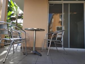 una mesa y sillas sentadas en un porche en Mandariniers 97232, en Le Lamentin