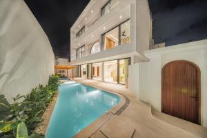 una piscina en medio de una casa en Ocean Verve Villa 3, en Uluwatu