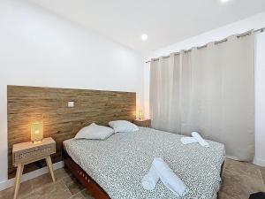 a bedroom with a bed with two towels on it at Lakanaille - Appartement proche du centre - Wifi et Climatisation in Narbonne