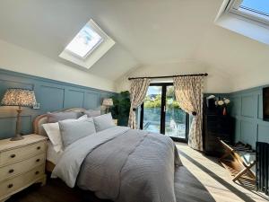 a bedroom with a bed and a window at Arwel Cottage 3 bedroom in Llanbedrog