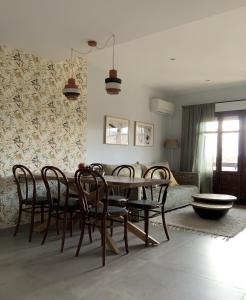 a dining room with a table and chairs and a couch at Los Laureles in Candeleda