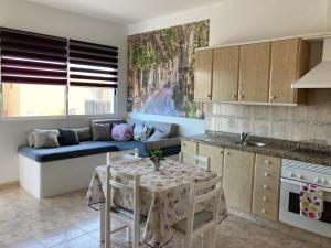 a kitchen and living room with a table and a couch at Casa Aloe Apartamento MAFASCA Las Playitas in Las Playitas