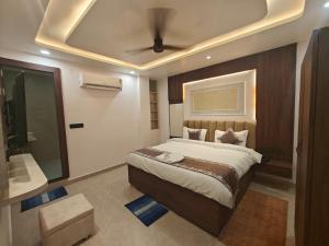 une chambre avec un grand lit et une salle de bain dans l'établissement Premium Hotel The Param Suites A unit of Ramaansh Hotels - 650 Meters from Ram Mandir Ayodhya, à Ayodhya