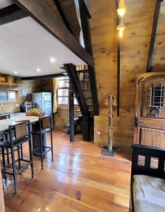 a living room with wooden walls and a wooden floor at casa alpina Maxi premiun in Tigre