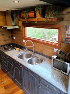 a kitchen with a sink and a window at casa alpina Maxi premiun in Tigre