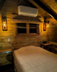 a bedroom with a bed with a air conditioner at casa alpina Maxi premiun in Tigre