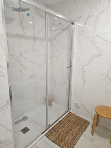 una doccia con una porta in vetro in un bagno di Me&You - Apartamento em Sesimbra - 5 minutos a pé da praia a Sesimbra Altre 6 foto