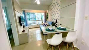 Μια τηλεόραση ή/και κέντρο ψυχαγωγίας στο Lindo Apartamento com Vista Mar