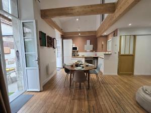 Kuchyň nebo kuchyňský kout v ubytování Cocon urbain avec terrasse privée au cœur du centre-ville