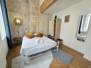 Postel nebo postele na pokoji v ubytování Cocon urbain avec terrasse privée au cœur du centre-ville