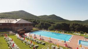 Bazén v ubytování Szent Orbán Erdei Wellness Hotel és Residence nebo v jeho okolí