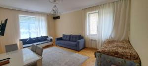 una sala de estar con una cama y un sofá en Cozy Home, en Gabala
