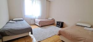 una habitación con dos camas y una ventana en Cozy Home, en Gabala 10 fotos más