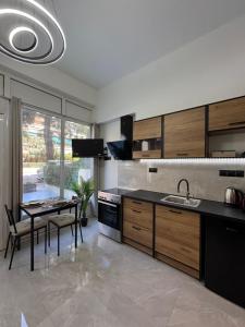 Una cocina con una mesa y un comedor. en Cozy house Marousi, en Atenas