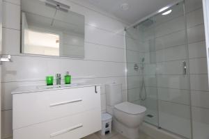 Ένα μπάνιο στο Apartment La Marina del Pinet - GREEN +7 φωτογραφίες