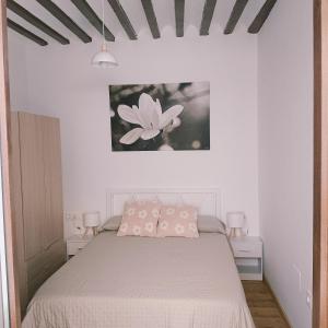 a bedroom with a white bed with pink pillows at El Gobernador II in Villanueva de los Infantes