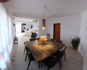 ein Esszimmer mit einem Holztisch und Stühlen in der Unterkunft Alojamiento ideal en zona norte de Córdoba Capital in Cordoba