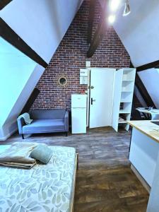 a room with a bed and a brick wall at Jolie studio en cetre ville de Montluçon 20 min à pieds de la gare in Montluçon