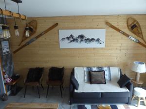 un soggiorno con un divano e due poltrone di le chalet Cerdan - classé 3 étoiles - 5 personnes-2 chambres- parking -garage-jardin-WIFI-rénové en 2023 a Bolquere Pyrenees 2000