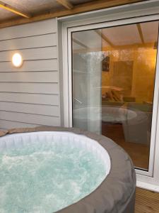 Φωτογραφία από το άλμπουμ του 10 mins from Gatwick, jacuzzi, 8 persons σε Horne