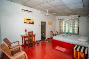 Un dormitorio con una cama y una mesa y sillas. en Beach Raised Guest House, en Tangalle 62 fotos más