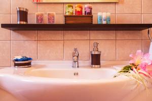 Et badeværelse på Villa Angelina + 22 billeder