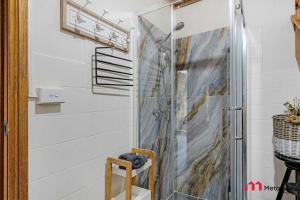 eine Dusche mit Glastür im Badezimmer in der Unterkunft MetaWiseBnB Studio Near Uni Broadway & Transport in Sydney