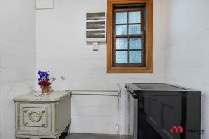 ein weißes Bad mit einem Tisch und einem Fenster in der Unterkunft MetaWiseBnB Studio Near Uni Broadway & Transport in Sydney