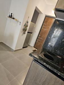 eine Küche mit Herd und Arbeitsplatte in der Unterkunft Youd ResortNorthcoast 2 bedroom appartment in El-Alamein