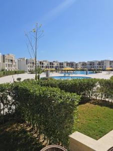 Blick auf einen Apartmentkomplex mit Swimmingpool in der Unterkunft Youd ResortNorthcoast 2 bedroom appartment in El-Alamein