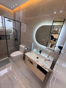 Un baño con lavabo, inodoro y espejo. en Maravilla Bayahibe modern apartment, en Bayahibe
