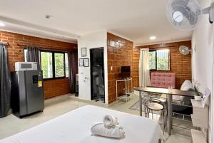 a room with a bed and a table and a kitchen at Apartamentos cerca a canchas Panamericanas Barrio Olimpico - Luxury Apartments in Cali