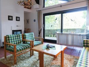 Una sala de estar con dos sillas y una mesa de café. en Lissendorf Forest View Lodge, en Lissendorf