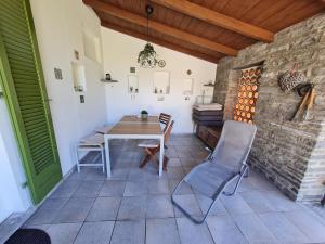 a dining room with a table and chairs at Casa Medusa - con piscina, a 2 minuti dalla stazione in Verscio