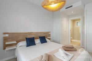 Postel nebo postele na pokoji v ubytování Los Camaleones EXTRA TERRACE, EXCELLENT & SOLMARES + 28 fotografií