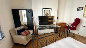 a living room with a keyboard and a chair at Luxury Room - St Leonards on Sea - East Sussex in Hollington